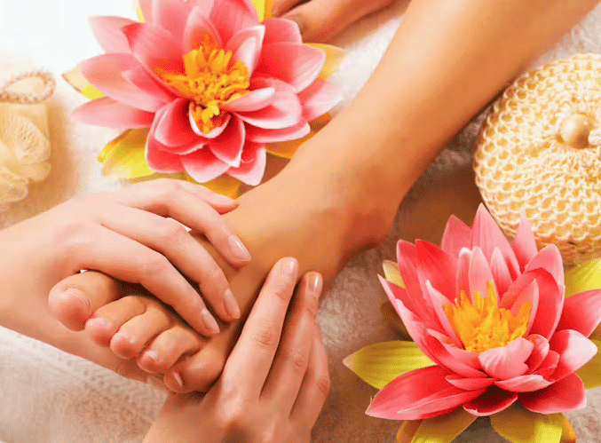 Massage relaxant avec fleurs de lotus et boules de massage.