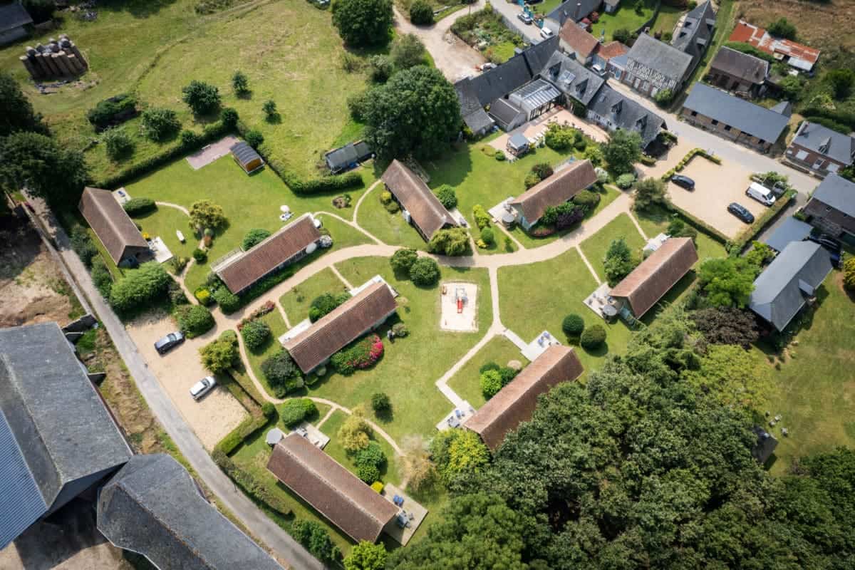 Gîtes spacieux entourés de verdure et de jardins fleuris.